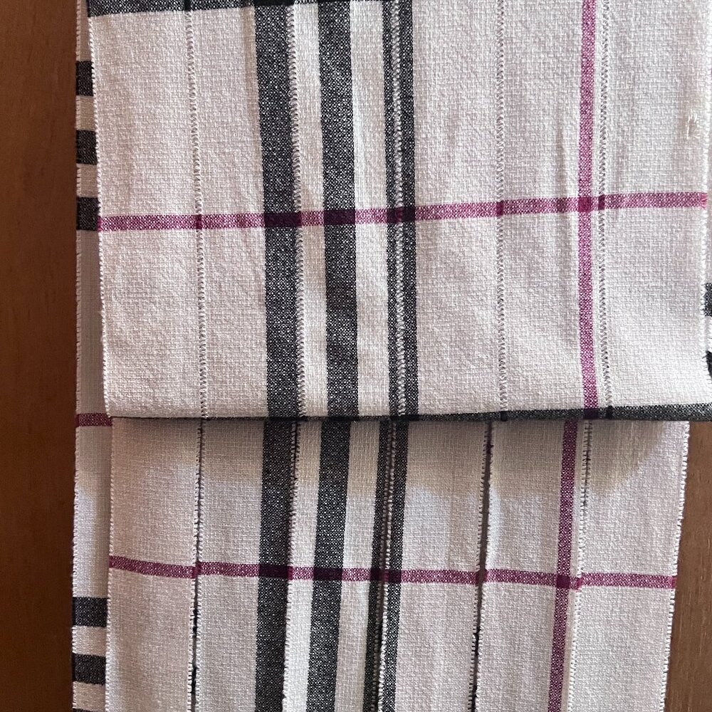 Elegant Burberry Check 100% Cashmere Scarf – Timeless Style - Picture 5 of 13